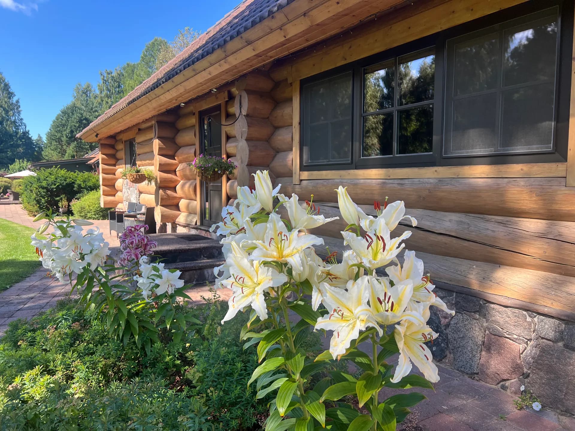 Grete Villa's handcrafted log facade and entrance